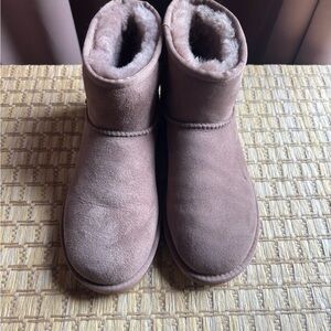 Classic Womens UGG Short Shearling Winter Boots - Taupe. One little nick.
